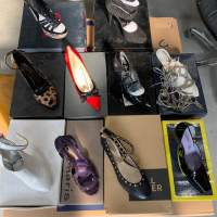Schuhe, Stiefel, Pumps, Sandalen, Stiefeletten, Geldbörsen, Handtaschen und Gürtel